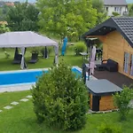 Gorski Z Basenem 公寓